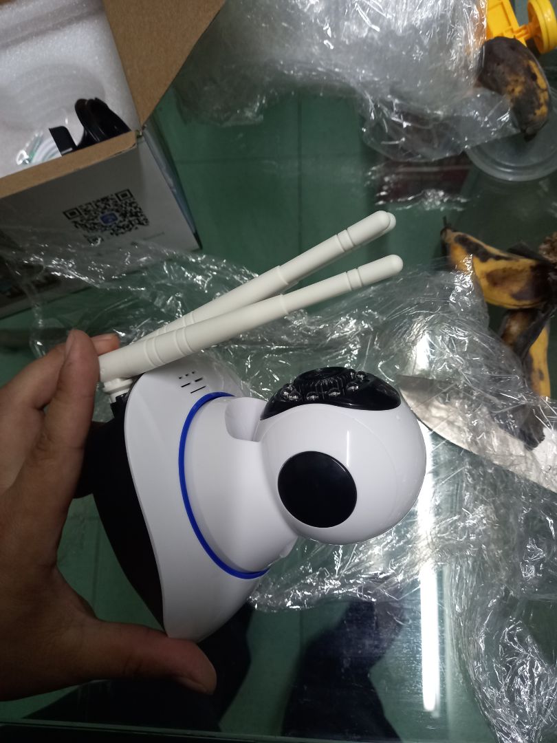 sản phẩm được tiki đổi lần 2, nhưng lag sản phẩm cũ, sản phẩm không có nguồn gốc không thương hiệu, phần dây cắm nguồn và anten quá sát nhau, khi cắm điện camera tự động quay ngược ra sau đứng yên soi vào 3 râu, quay ra lại quay vào, kết nối không kết nối được, đã nhấn thử nút reset thì có đến 3 chỗ reset nhưng chỉ có 1 cái ở trên đầu, reset rồi vẫn không kết nối được. đề nghị tiki thu hồi sản phẩm hoàn tiền hoặc cho mình mua của hàng chính hãng. hàng này là hàng nhái vớ vẩn, tiki bán hàng vớ vẩn.