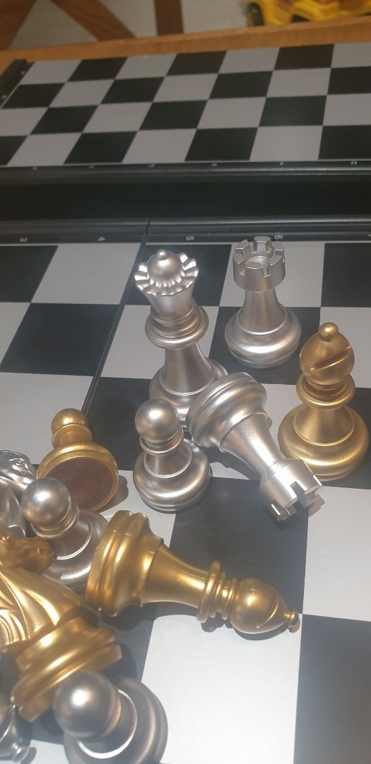 Giao hàng hơi lâu nên trừ 1 sao.
Chất lượng: quân cờ tinh xảo, sắc nét, đẹp như bộ tôi mua từ Sing về. Cỡ 25 phù hợp mang đi chơi, cỡ 32 vừa phải. Rất đáng giá và nên mua.