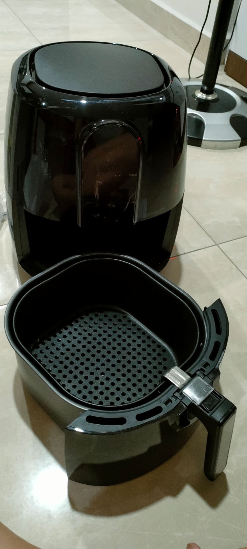 Sau 3-4 lần sử dụng thì mình thấy ổn nha. Để hạn chế mùi nhựa cho những lần sử dụng sau, khi mua về mình rửa lòng nồi bằng nước rửa chén và đặt cà phê bột trong khoảng 10p (làm vậy 2 lần). Mình nướng bánh mì, chả giò đều rất ok. Chỉ có khoai tây (loại cắt sẵn ở siêu thị) khi mình chỉnh theo chế độ có sẵn thì bị cứng khô và khét. Lần sau mình chỉnh nhiệt độ thấp hơn (180°) và 10p để canh chừng thì ok. Các bạn có thể áo sơ 1 lớp dầu ăn trước khi chiên khoai nha. mình nghĩ sẽ ngon hơn.