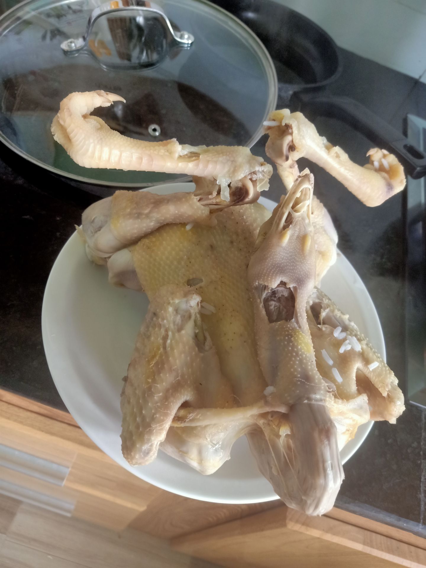 nồi rất đẹp rất hài lòng, nhưng cái màu inox không giống cái inox nhà mình, trong nó giong bạc hoặc nhôm, không biết xài có tốt không, size 28 quá to để luộc con gà lớn, size 26 là vừa nha mọi người,