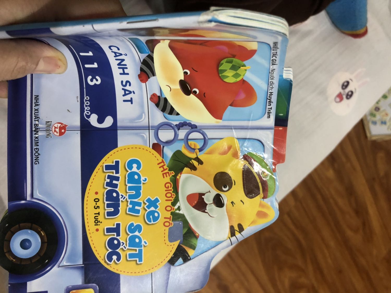 Mình đã mua sách trên tiki đến N lần mà lần đầu tiên nhận được quyển truyện vừa nát vừa bẩn lại còn nhàu thế này. K hiểu cái người lấy sách cho m có vấn đề về thần kinh k? rất là bức xúc cho thể loại bán hàng thế này