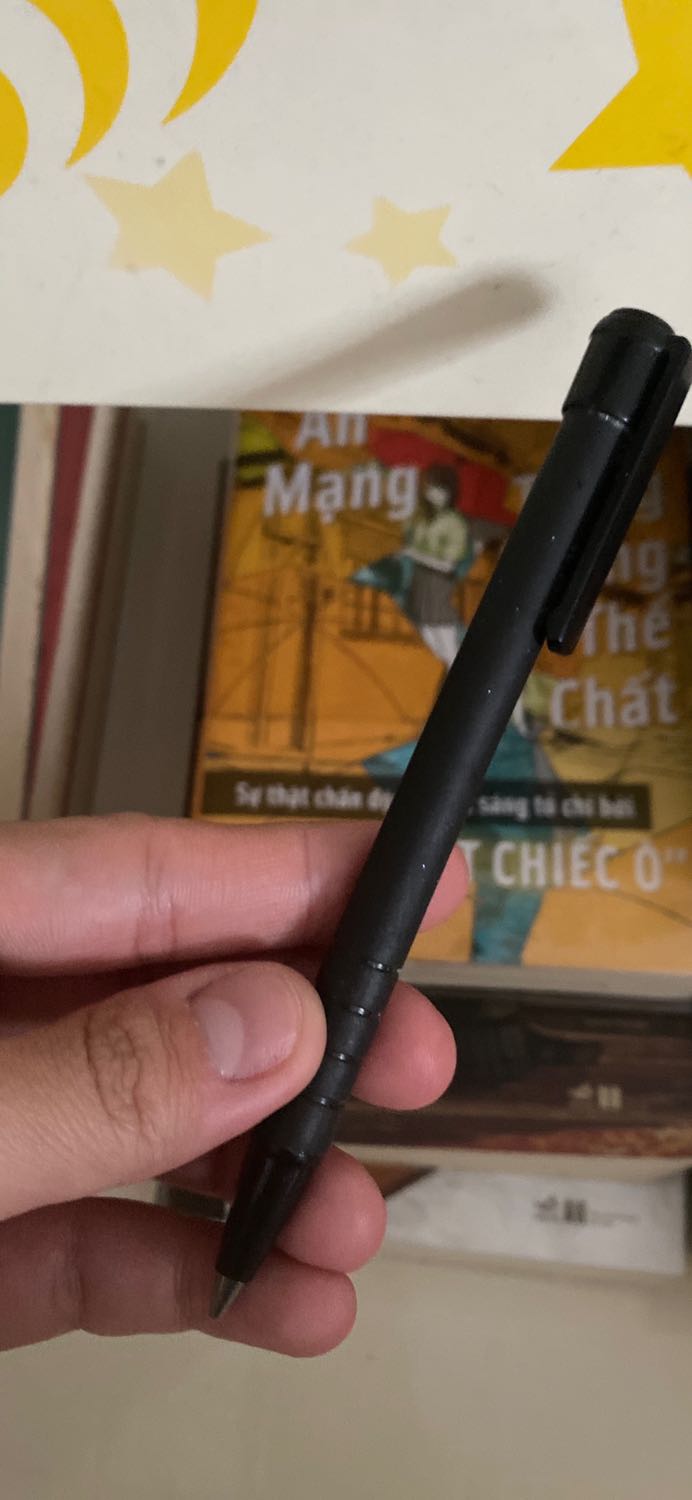 Loại này hết hàng ngoài nhà sách và các tiệm bán văn phòng phẩm khác. Mình thích dùng Pentel vì đầu bút viết êm, thân bút màu đen nhung mang cảm giác mềm mại khi cầm.
