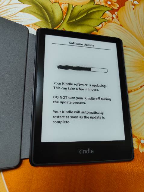Lần đầu tiên trải nghiệm máy đọc sách, cảm giác đặc biệt và hứng thú hơn sách giấy. Shop giao hàng nguyên seal, đóng gói tốt và giao hàng nhanh. Đáng mua.