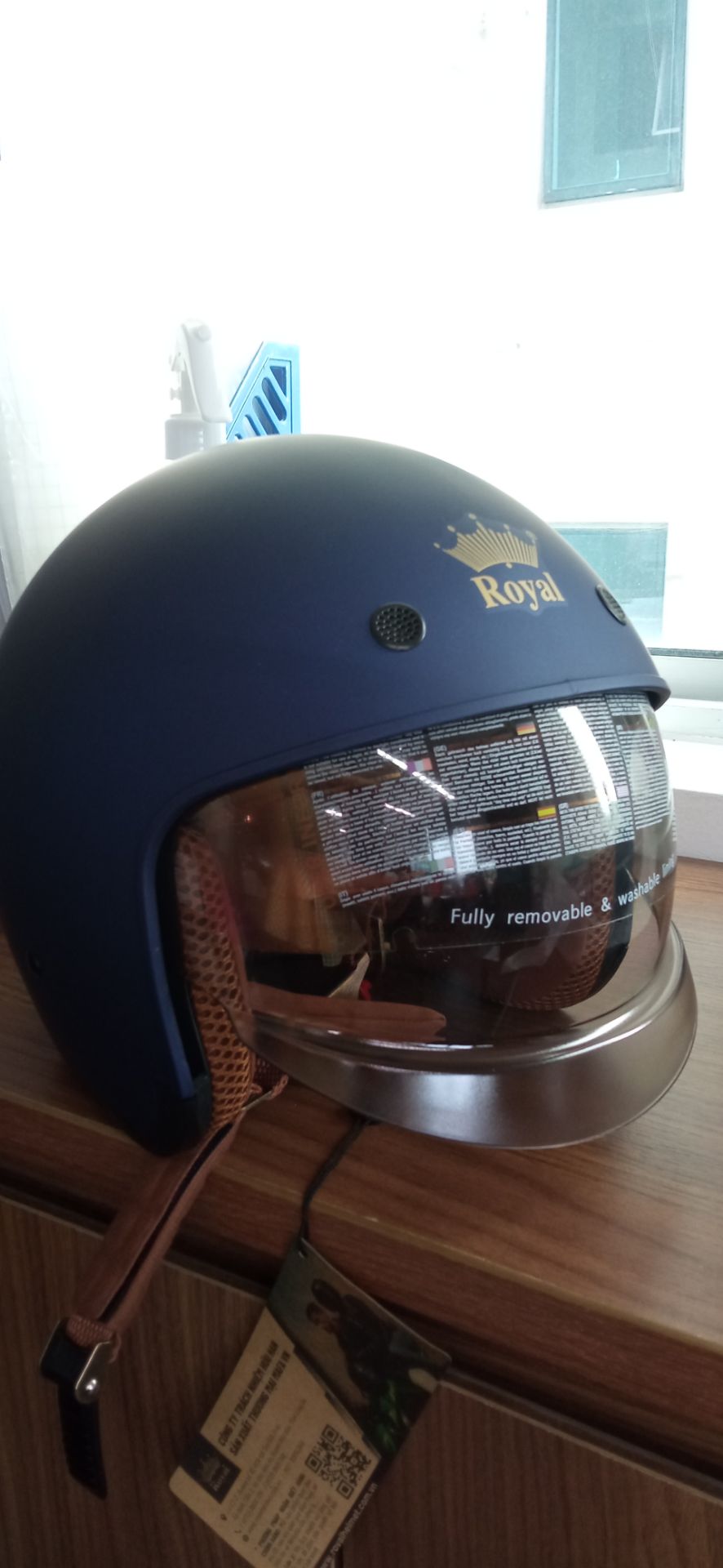 Mình chọn mũ size L. Màu khói trà. Lúc mới mua phần kính kéo xuống không được mượt lắm, khá chặt. Sau 1 tuần sử dụng thì cũng trơn tru hơn. Mũ hơi to vì phần kính ẩn vào trong. Bạn nào không thích kính thì nên chọn mẫu khác sẽ gọn nhẹ hơn nhé.
Với mình thì thấy thích em này. Dù cầm khá nặng tay, nhưng đội lên thấy cũng bình thường. Kính màu khói trà đi trời nắng bao phê. Mình đã thử đi ban đêm cũng được luôn. Khỏi lo bụi vô mắt nè. Vote 5⭐ nhé