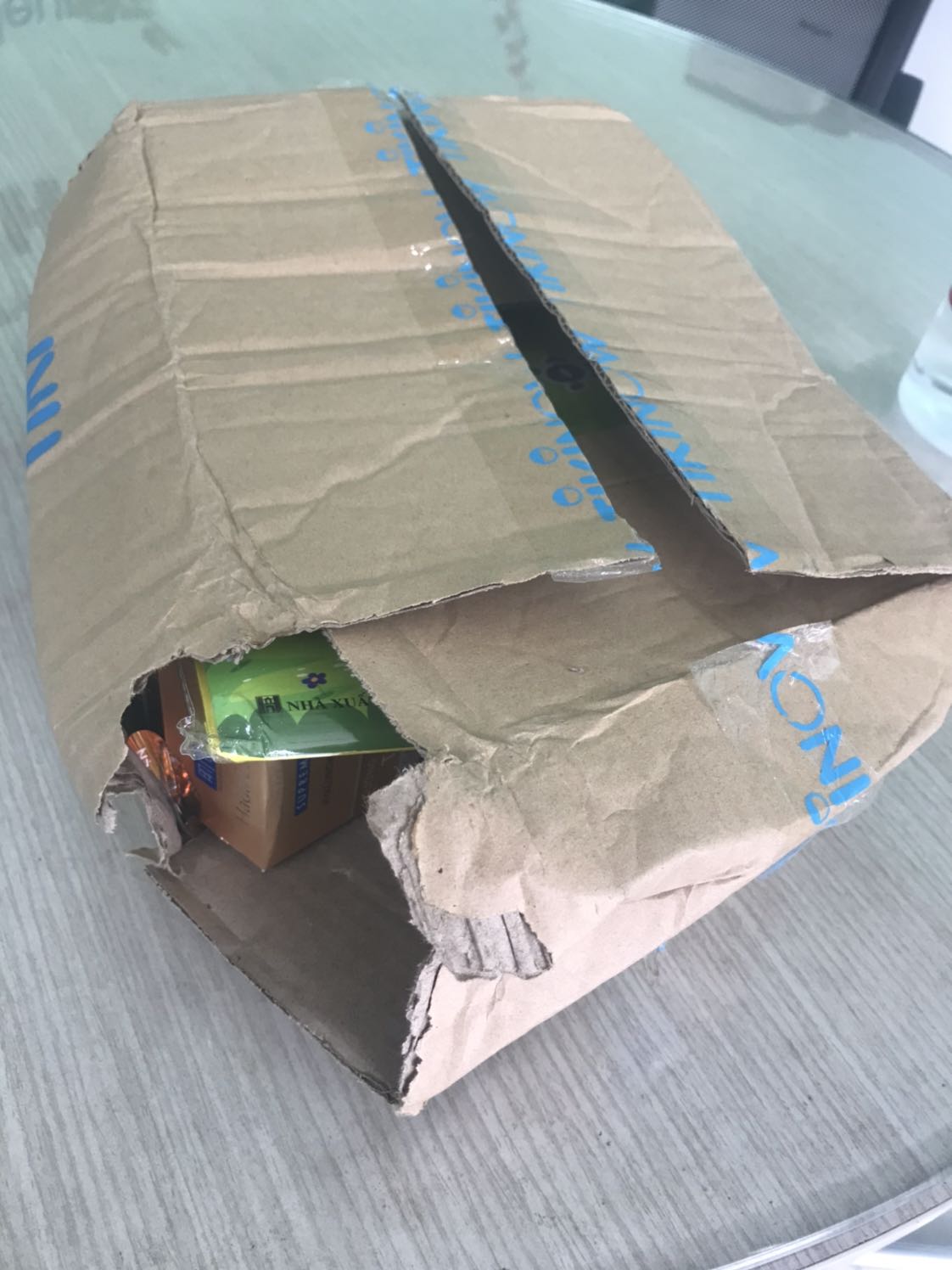 Nhìn sơ qua mục lục thì khá ổn. Bìa đẹp, mực in cũng rõ tuy chữ hơi nhỏ. Có điều Tiki nên làm việc lại với bên giao hàng. Kiện hàng giao mà k ra hình thù như thế này là k chấp nhận được rồi. Điểm trừ vận chuyển. Với lại sách nên gói bằng 1 lớp nilong chứ để k gãy gáy và ẩm hết giấy