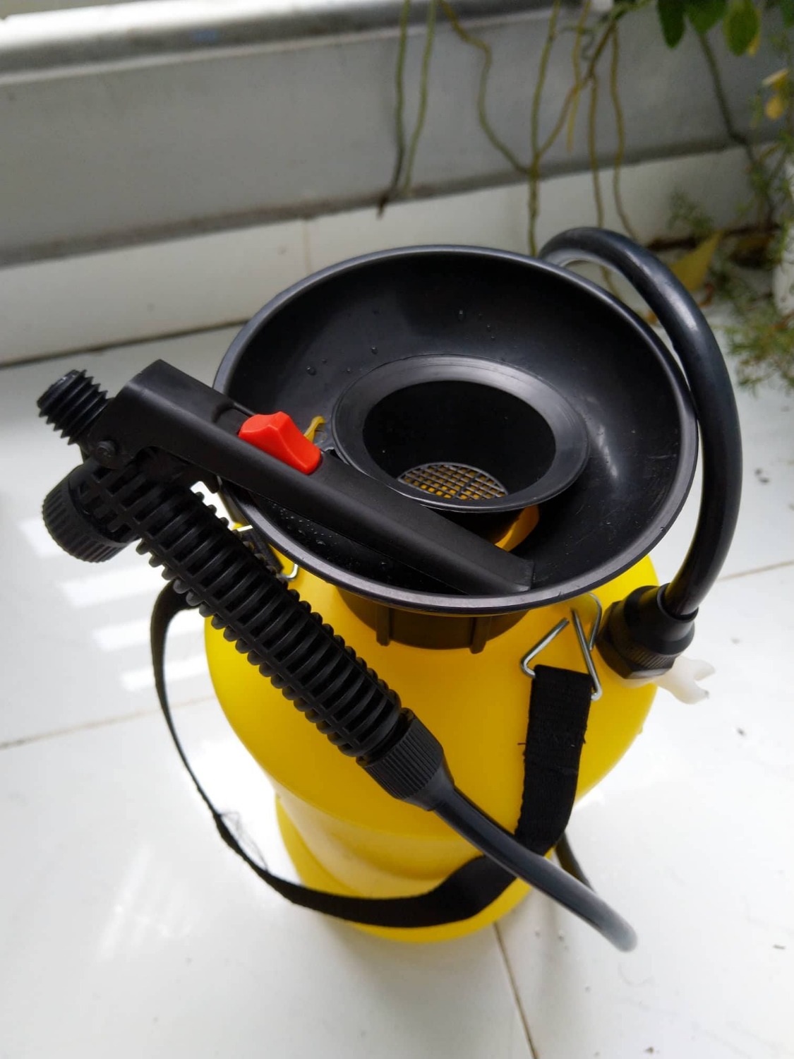 Mình đăt mua mặt hàng này vào ngày 26/9/2018 nhưng tới 4/10/2018 mình mới nhận được vì hàng được lấy từ Hà Nội và vì mình đổi địa chỉ giao hàng.
Hôm nay 5/10/2018 mình mới lấy ra dùng thử thì thấy thiếu cái nắp và thiếu cái ống kim loại, hiện tại mình không dùng được sản phẩm này. Ngoài ra mình còn thiếu voucher quà tặng của Bitis Hunter mà khi mua sản phẩm có nhắc tới . Tiki có thể giúp mình được không?