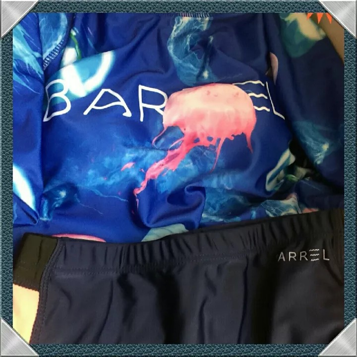 Đã mua bộ đồ bơi này, màu xanh, chất liệu tốt, cân nặng đúng miêu tả của shop.

- Kiểu dáng đẹp, trẻ trung, với thiết kế croptop.
- Chất vải thun lạnh, bền, co giãn. Đường may đẹp, họa tiết tinh tế.
- Mua 2 sản phẩm của TIKI được giảm 49K, và miễn phí ship nên coi như rẻ hơn một số nơi. Cả 2 đều như mong đợi, TIKI uy tín.

Cho 5 sao.