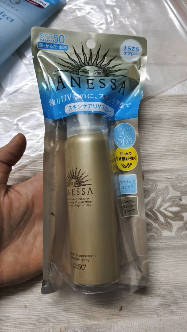 hàng mua của Shop chưa bao giờ làm mình thất vọng, check các kiểu con đà điểu luôn nha mn, nhận dc hàng hơi bất ngờ vì có thêm gift là gel rửa mặt senka to đùng 100g nữa, mua 1 bộ 2 sp gồm kcn và xịt chống nắng mà giá bằng 1 món, hời quá. cảm ơn shop nhiều