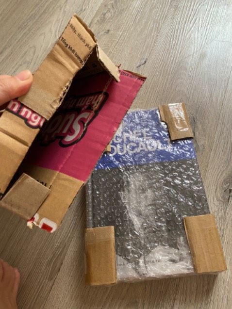 10 điểm cho hiệu sách vì đóng gói chắc chắn & còn tận dụng bìa tái chế để làm hộp.