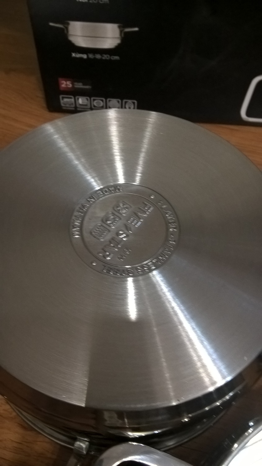 Cái nồi đáy rất dày và nặng, thân nồi hút từ ( nồi các nước inox 304 không có hiện tượng này ) nên trừ điểm. Ưng mỗi cái xửng hấp .