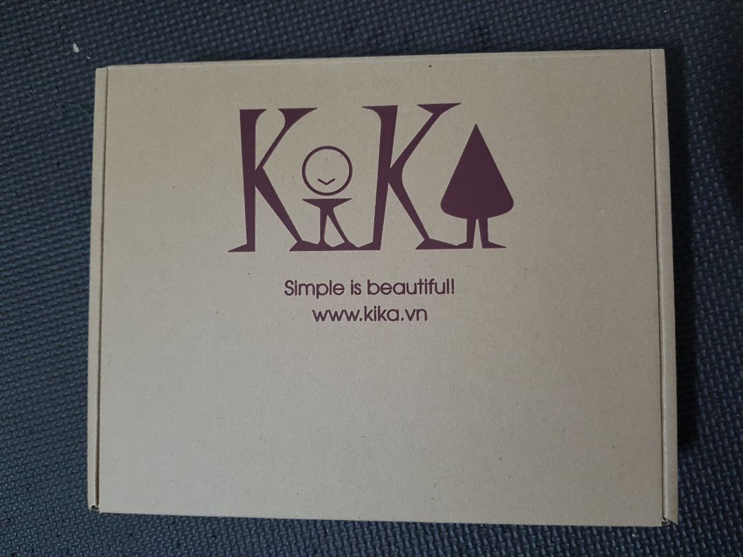 Cách đóng gói chỉn chu và thân thiện môi trường, nhìn gói hàng thực sự rất hài lòng. Đầm đẹp, đường may chắc chắn, không chỉ thừa. Mỗi đầm được đóng gói trong 1 hộp rất xinh. Brand VN mà tui tưởng của châu Âu không á trời. Xuất sắc! Ủng hộ tiếp nhaaaa