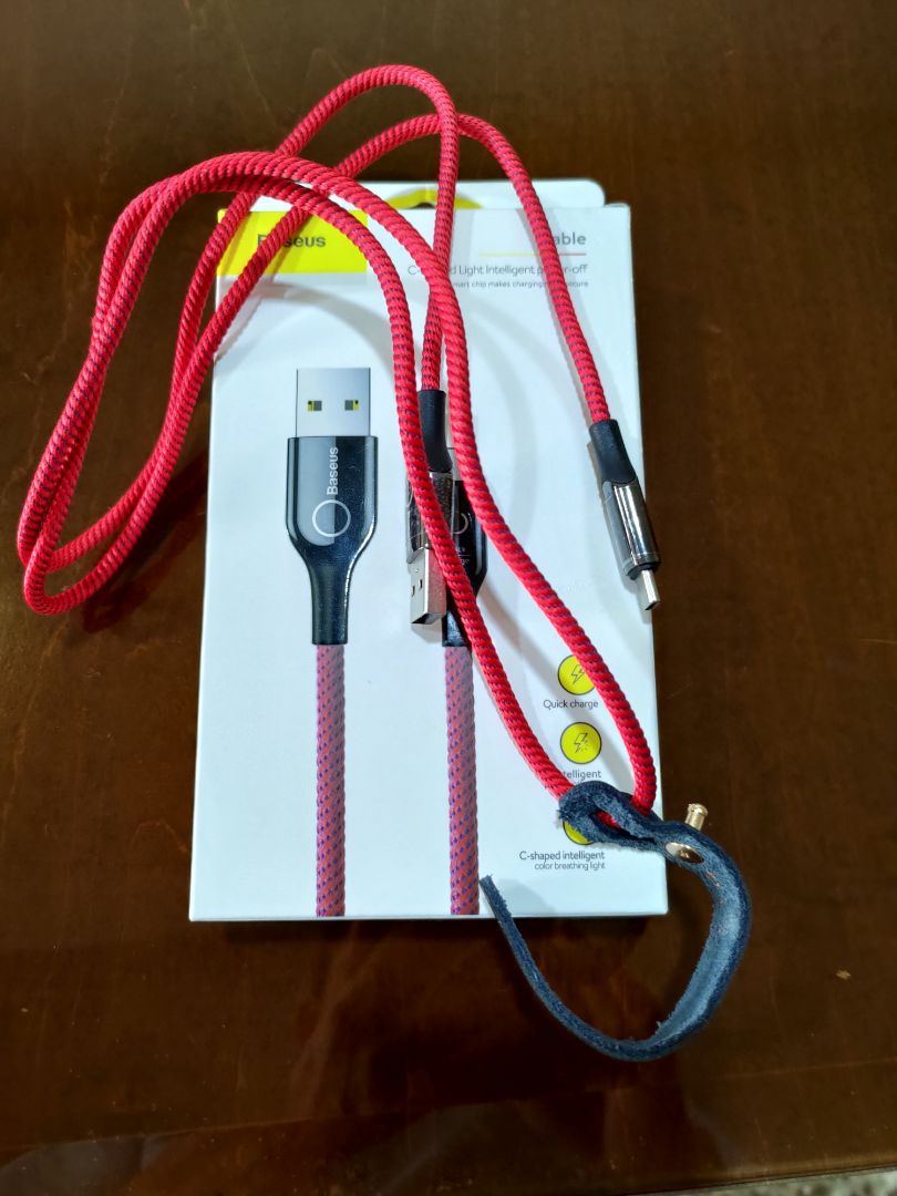 Ý tưởng thiết kế hay, nhưng không biết sản phẩm có bền không, thời gian bảo hành 1 tháng khá ngắn ngủi là một điểm trừ lớn.
Mình mua sản phẩm bị lỗi, cáp tự động ngắt sạc khi được 80%. Dịch vụ đổi hàng của Tiki tốt là một điểm cộng lớn làm mình gắn bó lâu dài với Tiki.