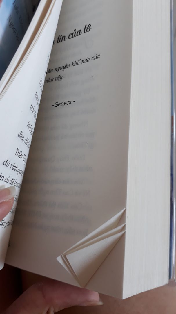 Khi vừa có hàng, mình rất vui và nóng lòng mở sách ra xem!! Nhưng khi mình mở ra, mình cảm thấy hơi bực! Đơn hàng chỉ có 1 cuốn, nhưng Tiki lại cho nó vào cái hộp rất to và không có mút xốp chèn sách lại!! Kết quả là sách mình lật banh tung tóe, mép trang sách bị gấp lại cả 2 3 chục trang!! Nhìn rất xót!! Còn nữa, cuốn truyện nhìn khá cũ. Cầm cuốn truyện lên cảm thấy bụi bám đầy trên bookcare luôn, cái bookcare cũng không hề ôm chặt vào cuốn truyện, trên bìa cuốn truyện thì cũ và hơi dơ, mình phải giở hết bookcare ra khỏi cuốn truyện, lấy khăn giấy thấm nước rồi lau toàn bộ bookcare cho sạch, truyện thì phải lấy gôm tẩy cho hết mấy vết bẩn đi!! Cầm cuốn truyện có giá hơn 100 nghìn mà nó lại như thế này thì mình thật sự bực mình và thất vọng!! Chưa kể, bên trong KHÔNG HỀ CÓ BOOKMARK!! Mình thật sự ngỡ ngàng luôn, không biết nói gì nữa. Cứ như là cuốn truyện này bị đọc, bị dùng qua rồi ấy!! Cũ, gấp nếp trang sách, mất bookmark ... Đây là đơn hàng tệ nhất mà mình từng được nhận!! Mong Tiki cải thiện hơn!!