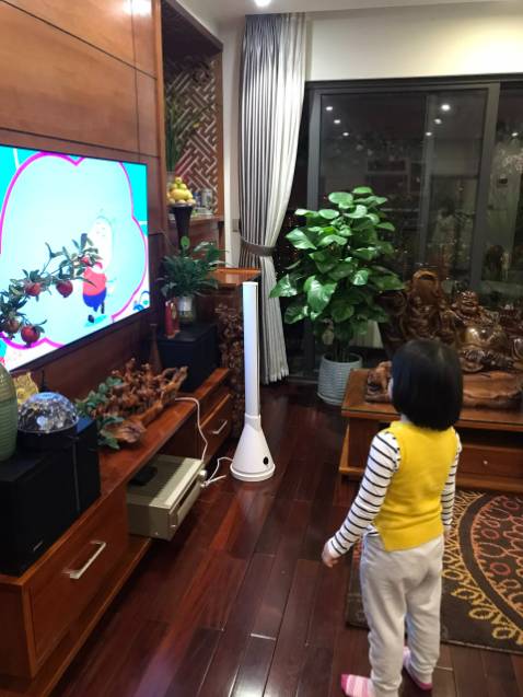 Quạt  làm ấm rất nhanh, không làm mất độ ẩm, an toàn khi sử dụng lâu dài. 4 chế độ sưởi , cài nhiệt độ đến 30 độ C nên thoải mái lựa chọn cho các thể loại rét, rét nhẹ thế này thì chỉ cần hơi ấm là đủ. Quạt sưởi Ultty không có cánh, không bị bỏng khi chạm vào nên an tâm cho gia đình có con nhỏ. Chạy cũng khá êm nếu bật ở chế độ trung bình, không kêu ro ro, và mình thấy không có đèn sáng đỏ loè như các máy sưởi khác. Có thể sử dụng quanh năm vì vừa có thể làm ấm vừa có thể quạt mát Quạt  làm ấm rất nhanh, không làm mất độ ẩm, an toàn khi sử dụng lâu dài. 4 chế độ sưởi , cài nhiệt độ đến 30 độ C nên thoải mái lựa chọn cho các thể loại rét, rét nhẹ thế này thì chỉ cần hơi ấm là đủ. Quạt sưởi Ultty không có cánh, không bị bỏng khi chạm vào nên an tâm cho gia đình có con nhỏ. Chạy cũng khá êm nếu bật ở chế độ trung bình, không kêu ro ro, và mình thấy không có đèn sáng đỏ loè như các máy sưởi khác. Có thể sử dụng quanh năm vì vừa có thể làm ấm vừa có thể quạt mát