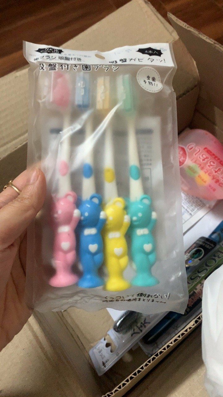 Đã nhận được hàng đủ 4 sét bàn chải đánh răng hình gấu , mỗi sét đựng trong túi và mỗi bàn chải đều có nắp đậy . Cám ơn Shop nhiều nhé