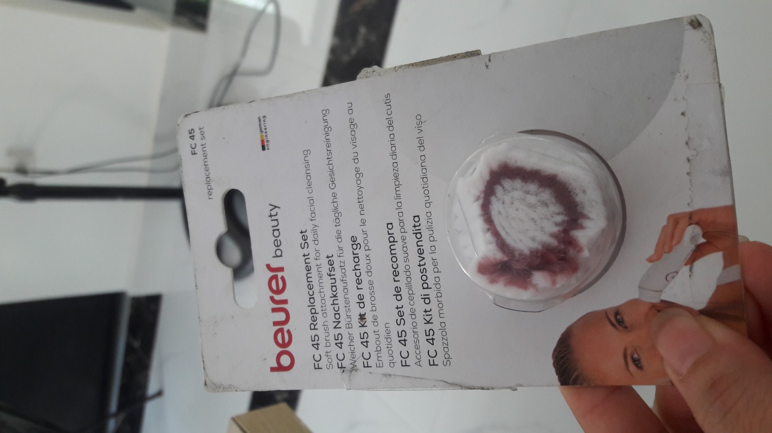 Giao hàng nhanh nhưng không mê nổi đóng gói và cảm quan bên ngoài của sản phẩm, bị méo xẹo mà bao bì nhãn mác cứ như để trong đống bụi xong lôi ra, hàng thì chắc là chuẩn.