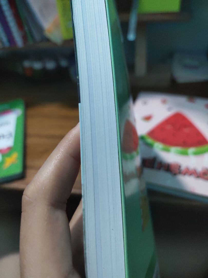 Chữ trong sách mảnh và khá mờ, file nghe thì không sài được cuốn 1 lẫn 2. Mình thấy sách hơi lạ tại vì giấy có 2 màu khác màu, không biết có lí do gì không. Sách có bị cong xíu nhưng không sao. Mình không ở thành phố nên ship hơi đắt với mình. Cảm ơn vì đã đọc nhận xét của mình