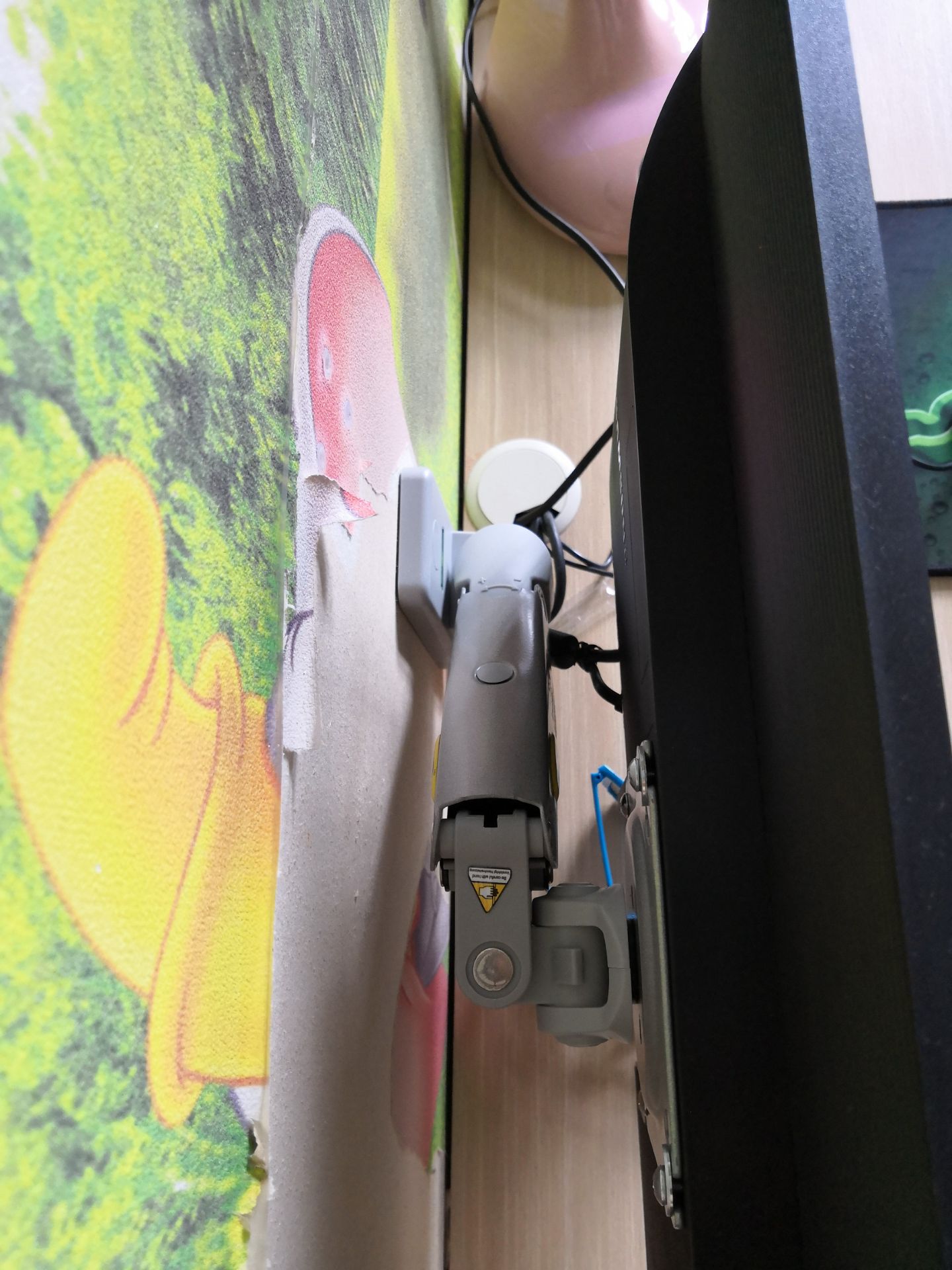 Hàng đẹp, chính hãng nhưng đăng hình màu đen, giao hàng màu xám (cũng rất đẹp). Đặc biệt là vừa lắp xong thì điều chỉnh độ vươn dài ra không được. Nên quyết định mua thêm 1 cái nữa để kiểm tra. Nếu tiếp tục bi lỗi thì sẽ cho em nó 1 sao.