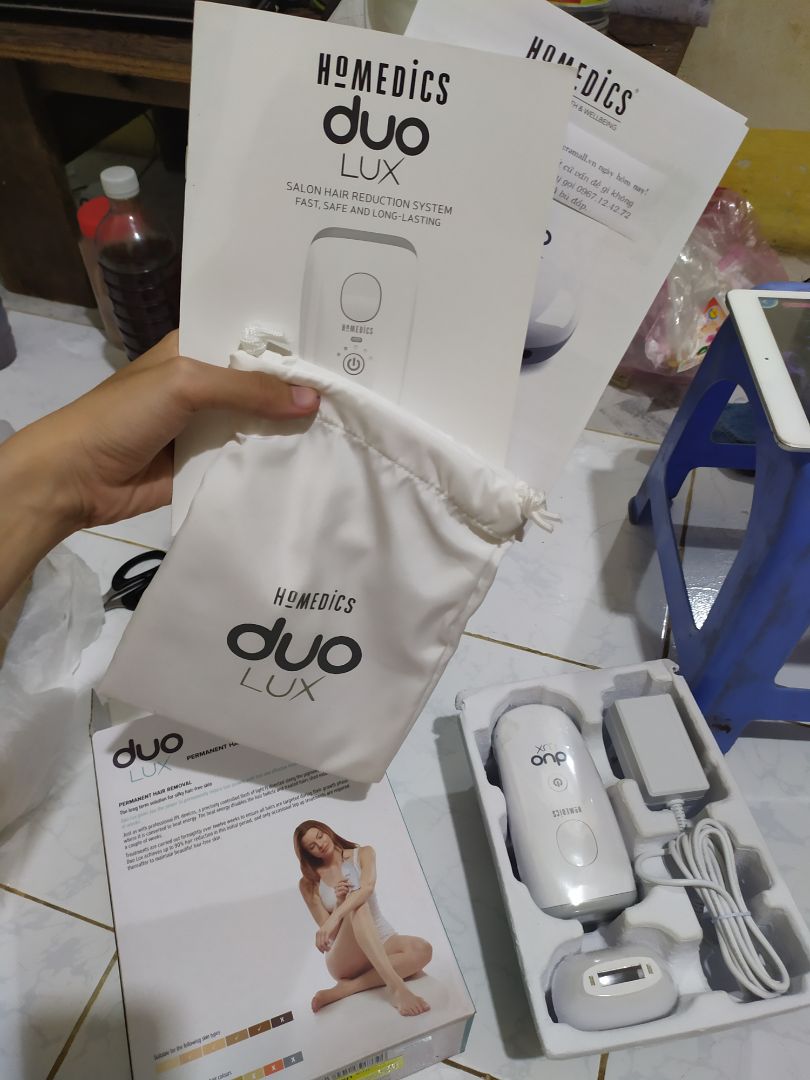 mình đánh giá rất cao khâu vận chuyển nha, gói hàng kĩ đến mức mà mình ko thể tháo hộp ra luôn, hộp ko bị móp méo gì cả, trên hình là những gì mình nhận được, giá lúc mua: 4812k đã giảm giá. bên trong máy vẫn đc bọc rất kỹ càng. lúc *** thử mức 1 thì hết hồn luôn, sau đó mình nâng dần lên mức 5 và thấy cảm giác nhói rất bình thường, ko giật mình như lần đầu nữa, những chỗ lông mình cạo bị xót thì nó quéo lại và có mùi khét, ánh sáng phát ra khá chói mắt nên mình ko dám nhìn thẳng khi bấm nút, mình làm chưa quen nên triệt ko đều, kết quả sau lần triệt đầu tiên là tay đỏ và rát. sau vài tháng nữa mình sẽ quay lại review tiếp