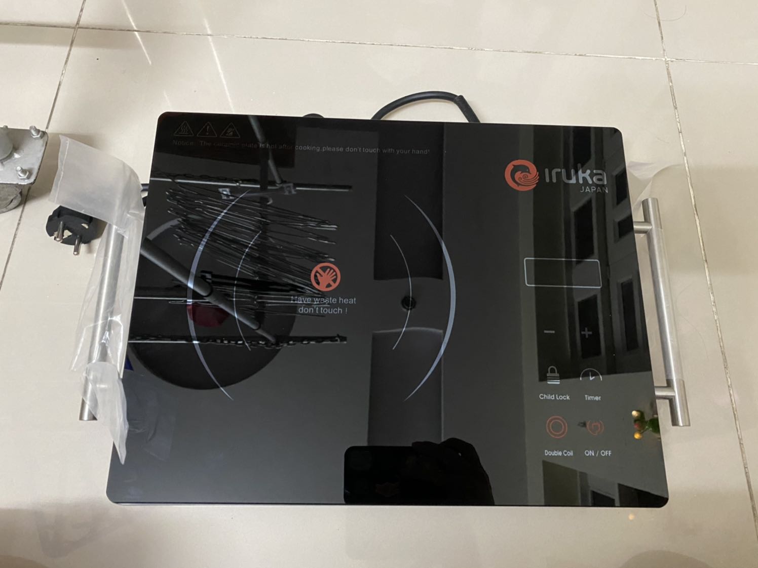 Bếp trong hộp ko giống hình mẫu ngoài thùng cũng như hình ảnh bếp của những người mua trước (thiếu model và xuất xứ ghi trên mặt bếp), hơi bị thất vọng nhưng hẹn đổi lâu quá nên đành phải sử dụng. Lần trước mua ấm siêu tốc bị rỉ nước cũng đổi tới đổi lui 3 lần vẫn ko xài được nên quăng luôn lần này lại dính cái bếp. Thôi đành chia tay Bếp trong hộp ko giống hình mẫu ngoài thùng cũng như hình ảnh bếp của những người mua trước (thiếu model và xuất xứ ghi trên mặt bếp), hơi bị thất vọng nhưng hẹn đổi lâu quá nên đành phải sử dụng. Lần trước mua ấm siêu tốc bị rỉ nước cũng đổi tới đổi lui 3 lần vẫn ko xài được nên quăng luôn lần này lại dính cái bếp. Thôi đành chia tay