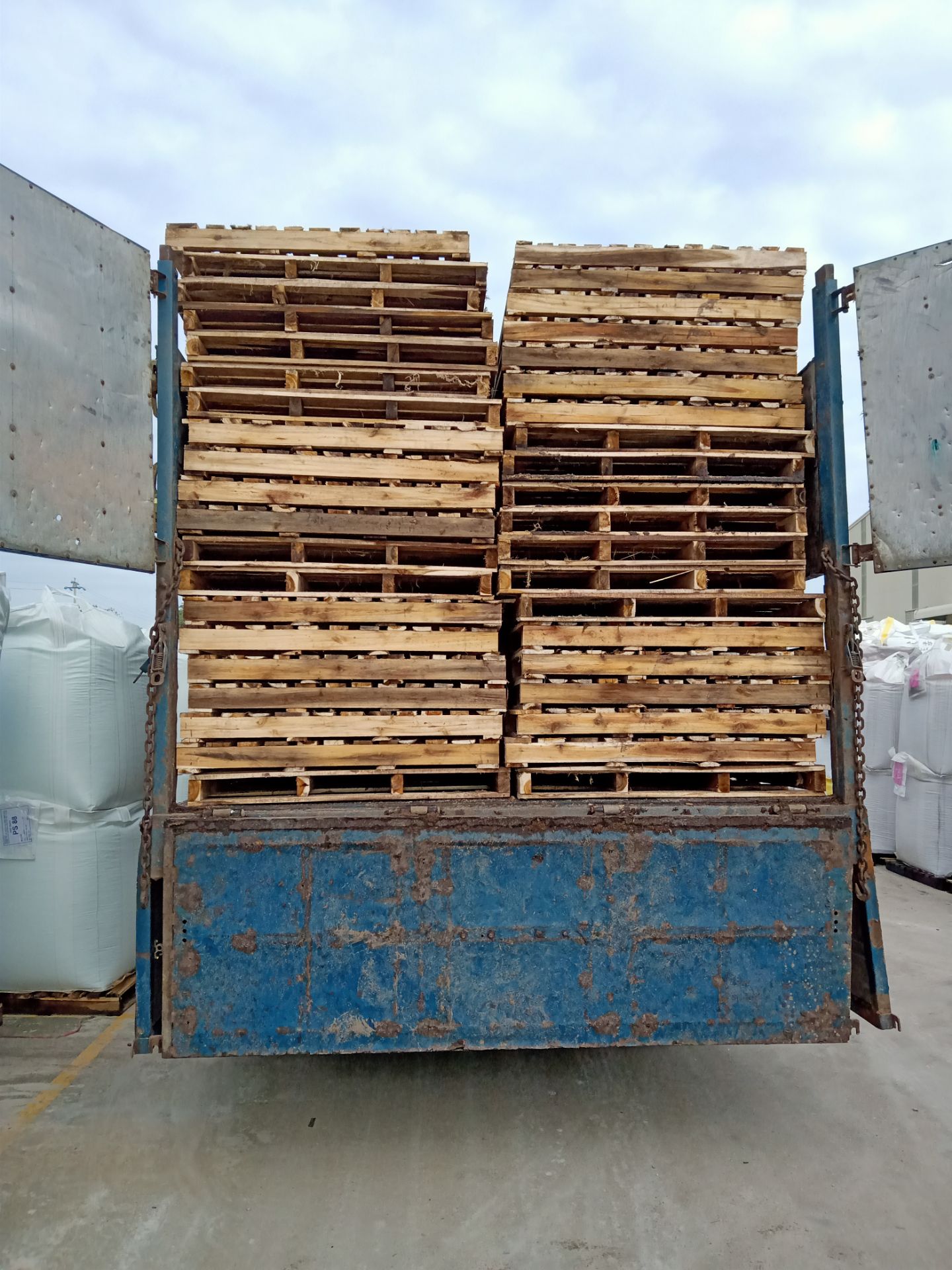 Tầm giá này thì còn đòi hỏi gì hơn về chất lượng. Tặng shop 5 sao. Tuy nhiên thật lòng mà nói hơi thất vọng vì áo nhàu hơn trên hình shop đưa và màu cũng kém đẹp hơn màu xanh đen trên hình.