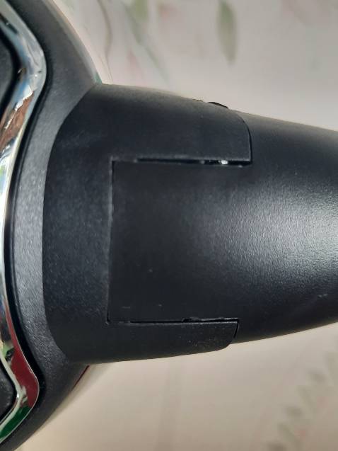 Đây là sản phẩm của TQ nhập về VN, chất lượng trung bình. Nhựa gia công còn nhiều phần thừa. Nắp bình giữ bằng chốt khá lỏng lẻo, nên nhẹ nhàng khi sử dụng để tránh gãy chốt. Quai nhựa cũng khá mỏng nên khi nước sôi thì tay cũng hơi nóng. Vạch min, max rất mờ, ko phù hợp người lớn tuổi dùng. Nấu 2/3 bình sôi trong 3 phút.