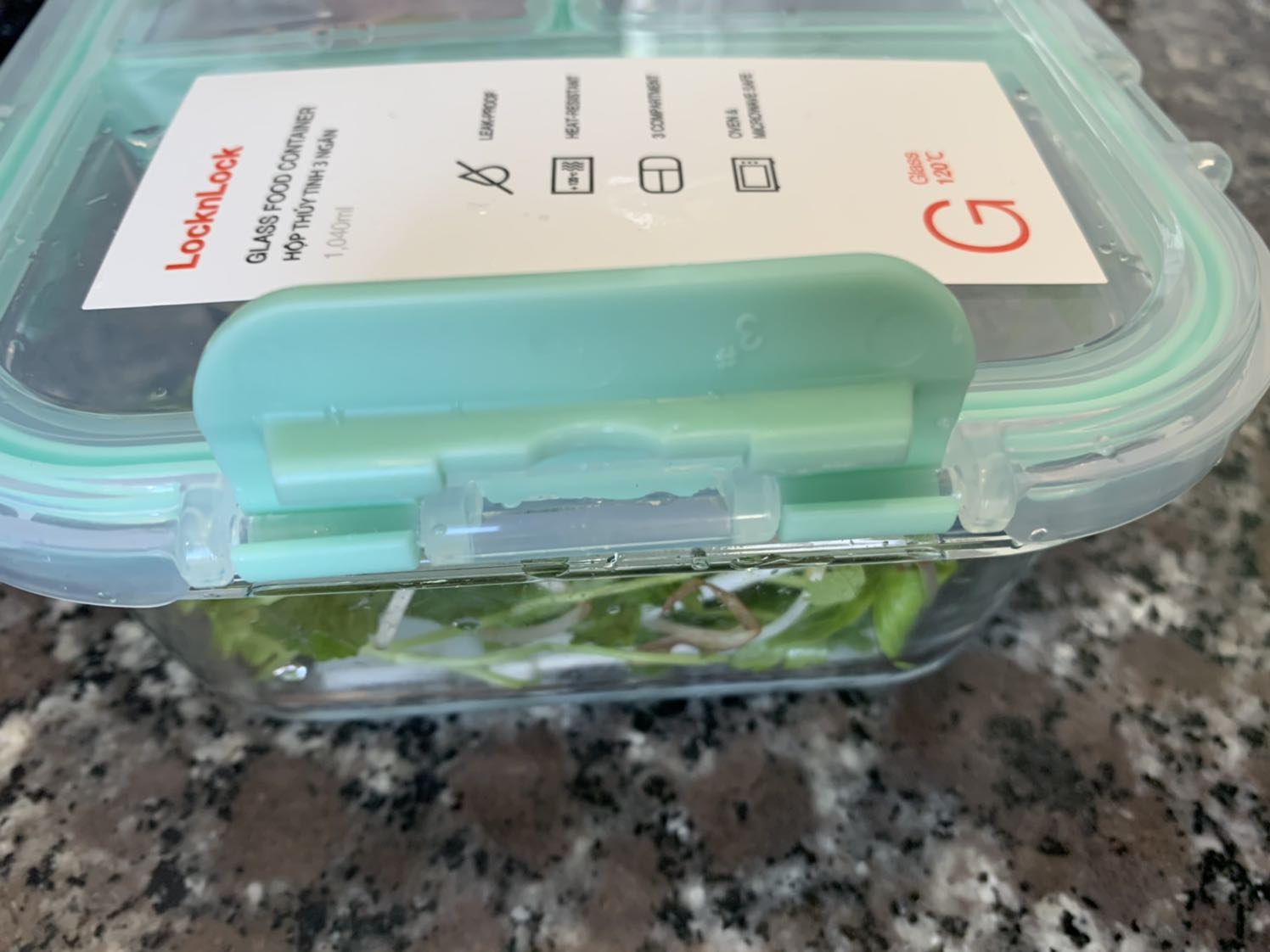 Kém chất lượng, khoá nhựa dễ dàng rớt ra, nắp nhựa lúc lấy ra đã rạn, đóng vài lần rớt luôn. Thuỷ tỉnh không đều không trong.