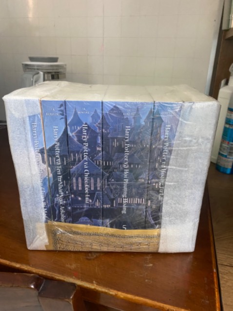 Dịch vụ giao hàng tốt nhanh, sách đẹp mà có 2 cuốn k có bookmark :((