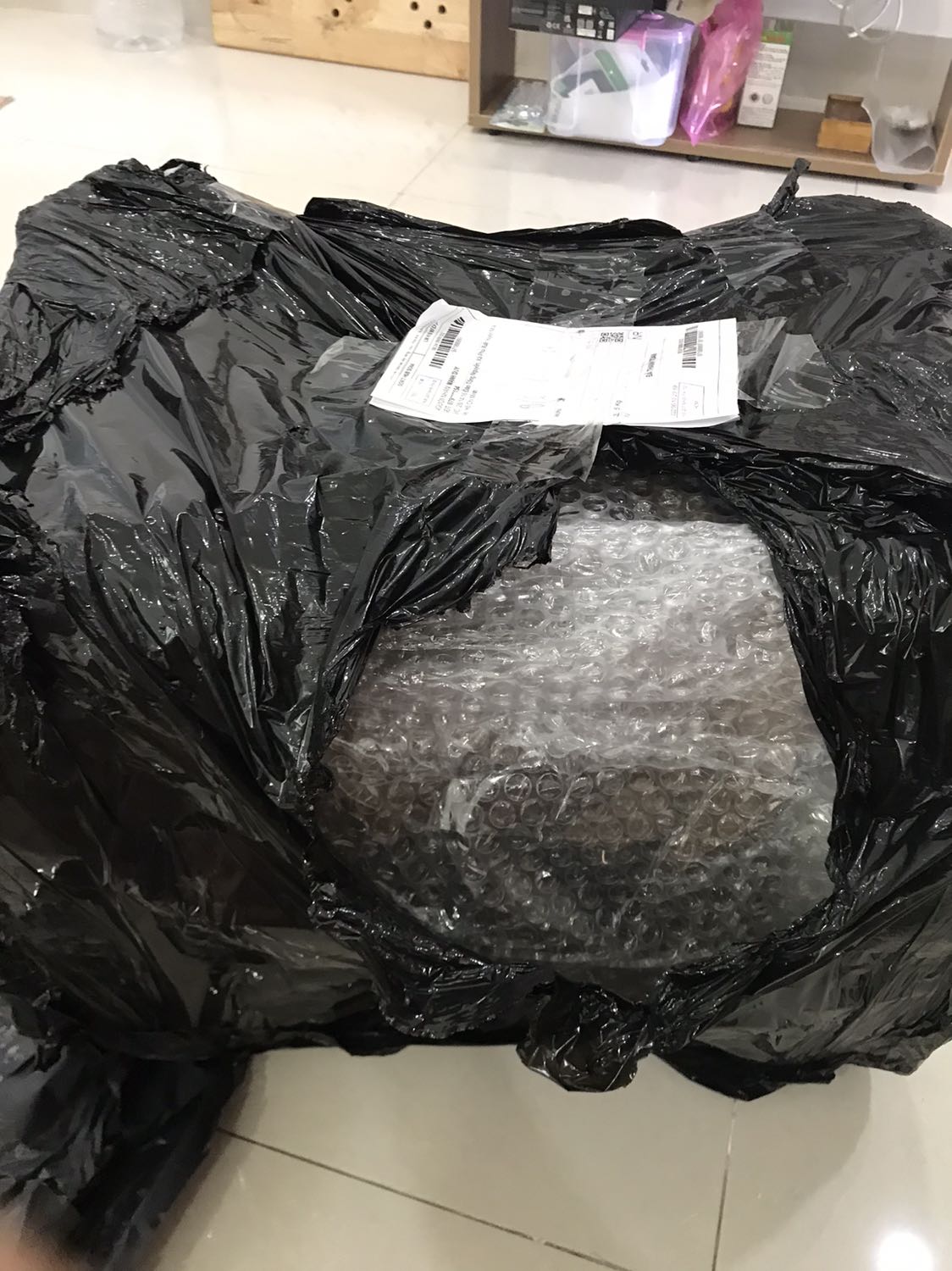 Giá ghế hồng cao hơn mà giao màu trắng, mình có thể yêu cầu đổi hàng vì shop làm ăn *** đó nha, mong là shop sẽ rút kinh nghiệm. Đừng làm khách hàng phiền lòng.