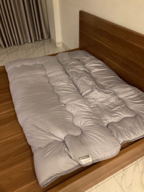 Êm, thoải mái, đóng gói hút chân không cẩn thận. Màu ghi sáng. Chất trơn