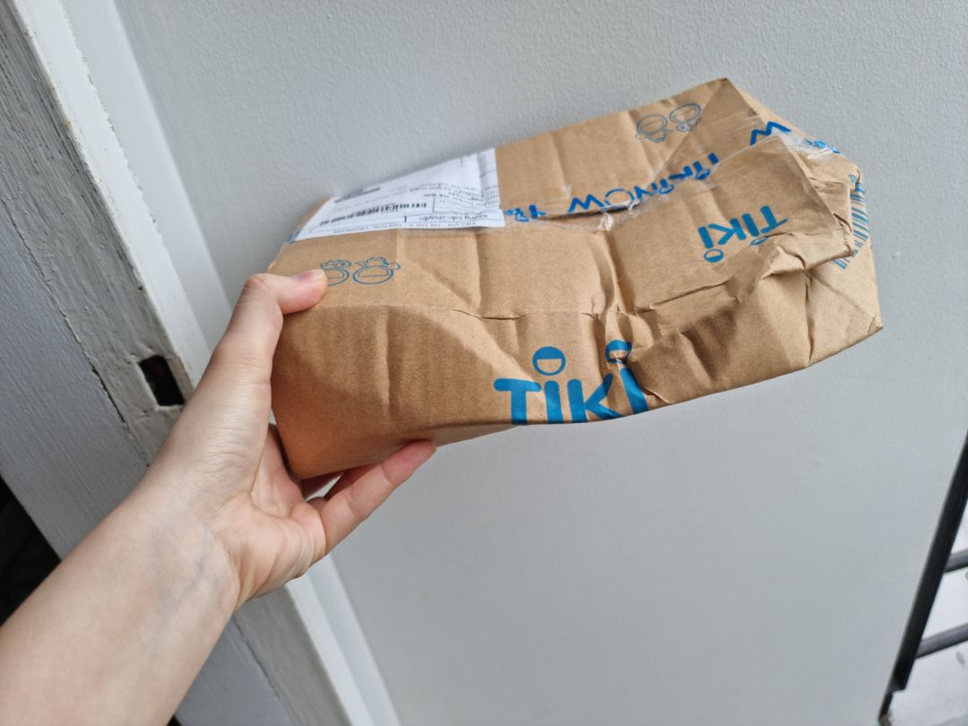 HỘP VẬN CHUYỂN KIỂU NÀY THỬ HỎI TẠI SAO TIKI LẠI DÁM ĐƯA CHO KHÁCH NHỈ. CHƯA BIẾT HÀNG HÓA THẾ  NÀO NHƯNG THẬT SỰ KHÔNG THỂ CHẤP NHẬN NỔI.  SHIPPER CÒN TỰ KÝ NHẬN, RỒI ĐỨNG TỪ XA XIN LỖI, RỒI CHẠY ĐI LUN. ĐỂ LẠI CÁI HỘP HÀNG NÁT BÉT DƯỚI ĐẤT. LẠY HỒN =))))))