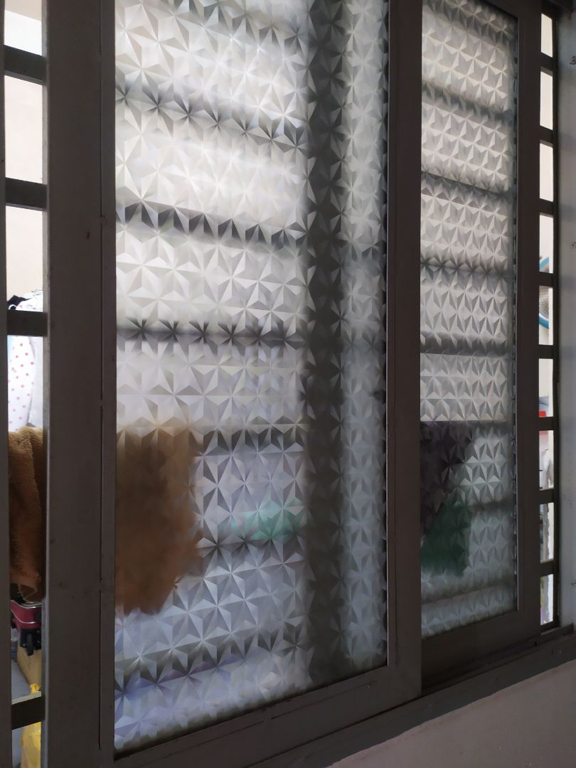 Shop gói hàng rất kỹ và cẩn thận, 2 đầu được bọc kín.
Mình đã tham khảo nhiều loại mà loại này đúng ý mình luôn. Che mờ, che tầm nhìn rất tốt, đảm bảo kín đáo riêng tư cho phòng nhưng vẫn hấp thu được ánh sáng ban ngày cho phòng đỡ tối. Mình sợ ko kín đáo thì sẽ dán cả mặt trong mặt ngoài, nhưng dán 1 mặt xong thấy đủ rồi 😂 Dán lên nhìn phòng trọ của mình sáng *** hơn hẳn.
Giấy dán chất lượng, giá cả cũng phải chăng. Mô tả sản phẩm là 1m2*3m nhưng mình thấy khổ giấy thực tế 2 chiều đều dư, chắc để tránh hao hụt khi dán đó mọi người.
Ai không chuyên nên xem youtube hướng dẫn trước khi dán nha.