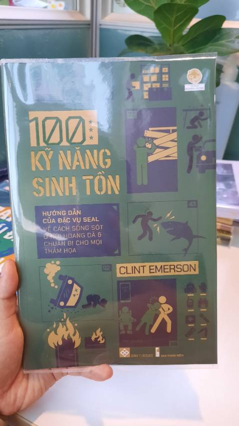 Vì tác giả của cuốn này là một lính đặc nhiệm SEAL nên là các chia sẻ về mẹo sinh tồn rất đa dạng - từ sơ cứu đến tự vệ, bảo vệ bản thân ở nơi thành thị cũng như nơi hoang vu, chuẩn bị cần có khi đi du lịch một mình, khi sử dụng các phương tiện công cộng (tàu, máy bay). Mỗi kinh nghiệm được trình bày ngắn gọn, có hình minh họa dễ hiểu.

Có nhiều trường hợp mình không nghĩ là phổ biến tại Việt Nam (sơ cứu khi trúng đạn, lở tuyết, không tặc khống chế...). Tuy nhiên biết được kỹ năng đó thì vẫn hơn nhỉ, vì ai biết được tương lai có đi nước ngoài, nhỡ gặp trường hợp rủi ro đó thì sao.