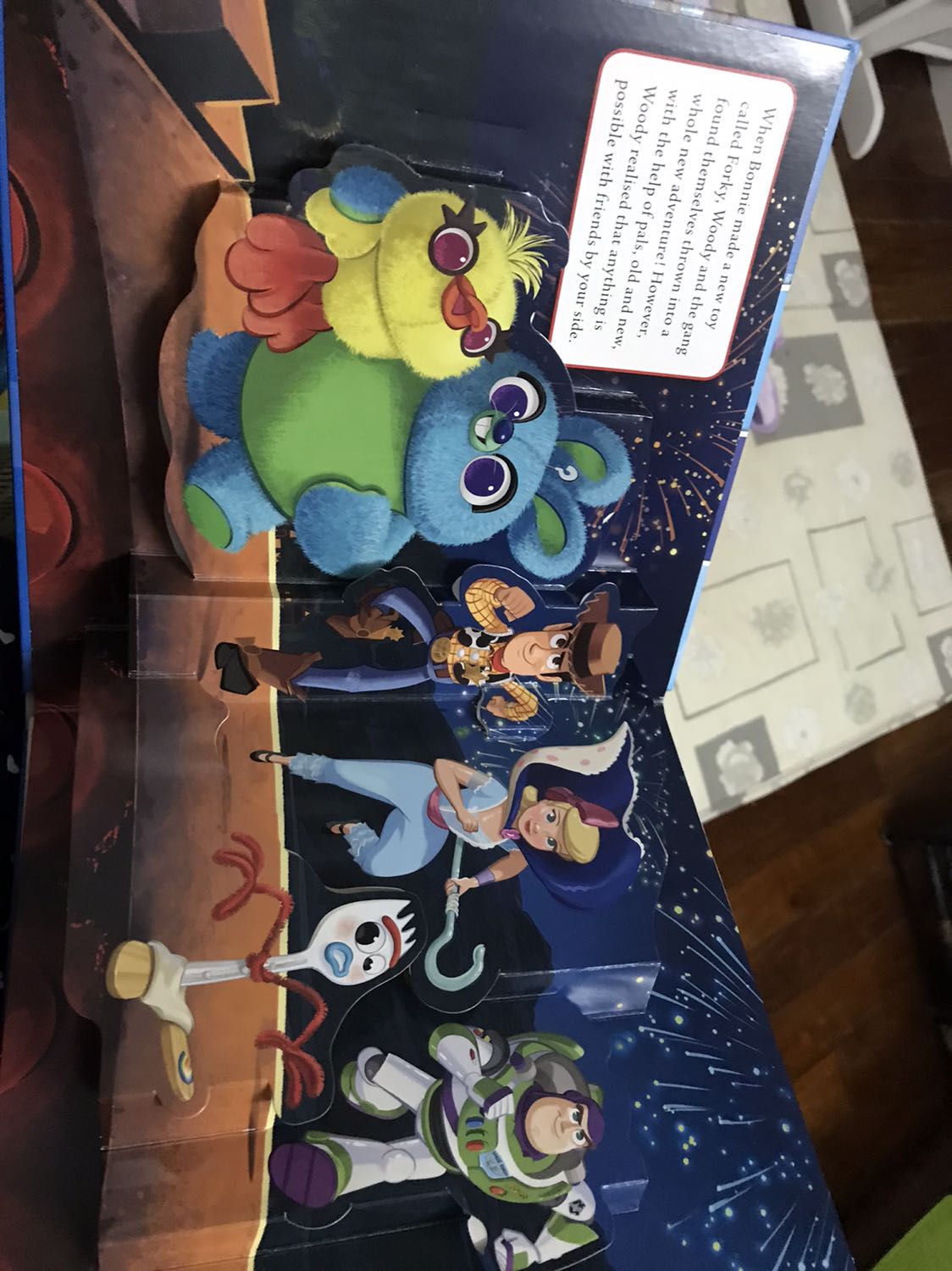 Cuốn sách pop up các cảnh trong phim Disney Pixar. Sách gồm 4 cảnh trong 4 phim: Toy Story, Monster Inc, The Incredibles, Finding Dory. Mình rất thích cuốn sách này.