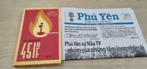 Sách hay hấp dẫn về sách 451 độ F vẫn đủ sức khiến bất kỳ ai đọc nó phải sửng sốt và choáng váng.Cuốn tiểu thuyết đã là một sự lạ vào hồi đó, và đến giờ vẫn sự lạ đối với tôi. Điều kỳ tuyệt là hãy cứ dấn tới, để rồi xem nỗi đam mê của ta làm phát lộ được cái gì. Còn gì mới để nói về 451 độ F? Trong vòng ba mươi năm tôi đã viết ba hay bốn bài dẫn nhập, cố giir thích xem cuốn tiểu thuyết đã nảy sinh từ đâu và cuối cùng nó đến đích ra sao. Khi khắc họa cái xã hội giả tưởng ấy qua con mắt nhìn khủng hoảng niềm tin của anh lính phòng hỏa Montag, Ray Bradbury chắc không thể ngờ vào tính tiên tri khủng khiếp của cuốn sách.