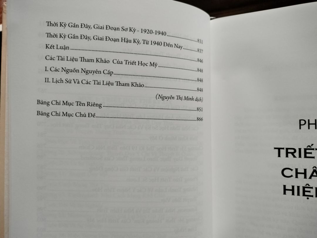 Tiki đóng gói kỹ càng, có lót bìa bảo hộ, giao nhanh. Về hai quyển phải nói là rất dày vì bao quát một vấn đề quá lớn và rộng: lịch sử triết học. Mình không phải dân chuyên nên không thể có một đáng giá chuẩn chỉnh chất lượng nội dung sách, ngoài cái tên đảm bảo (phần nào) của cụ Bùi Văn Nam Sơn. Nên chỉ có thể nói về hình thức sản phẩm và dịch vụ Tiki đã làm tốt, mình nhận được sản phẩm như ý vậy. Mình chọn mục lục tập 2 để các bạn tham khảo cách trình bày chủ đề và tiếp cận của sách.