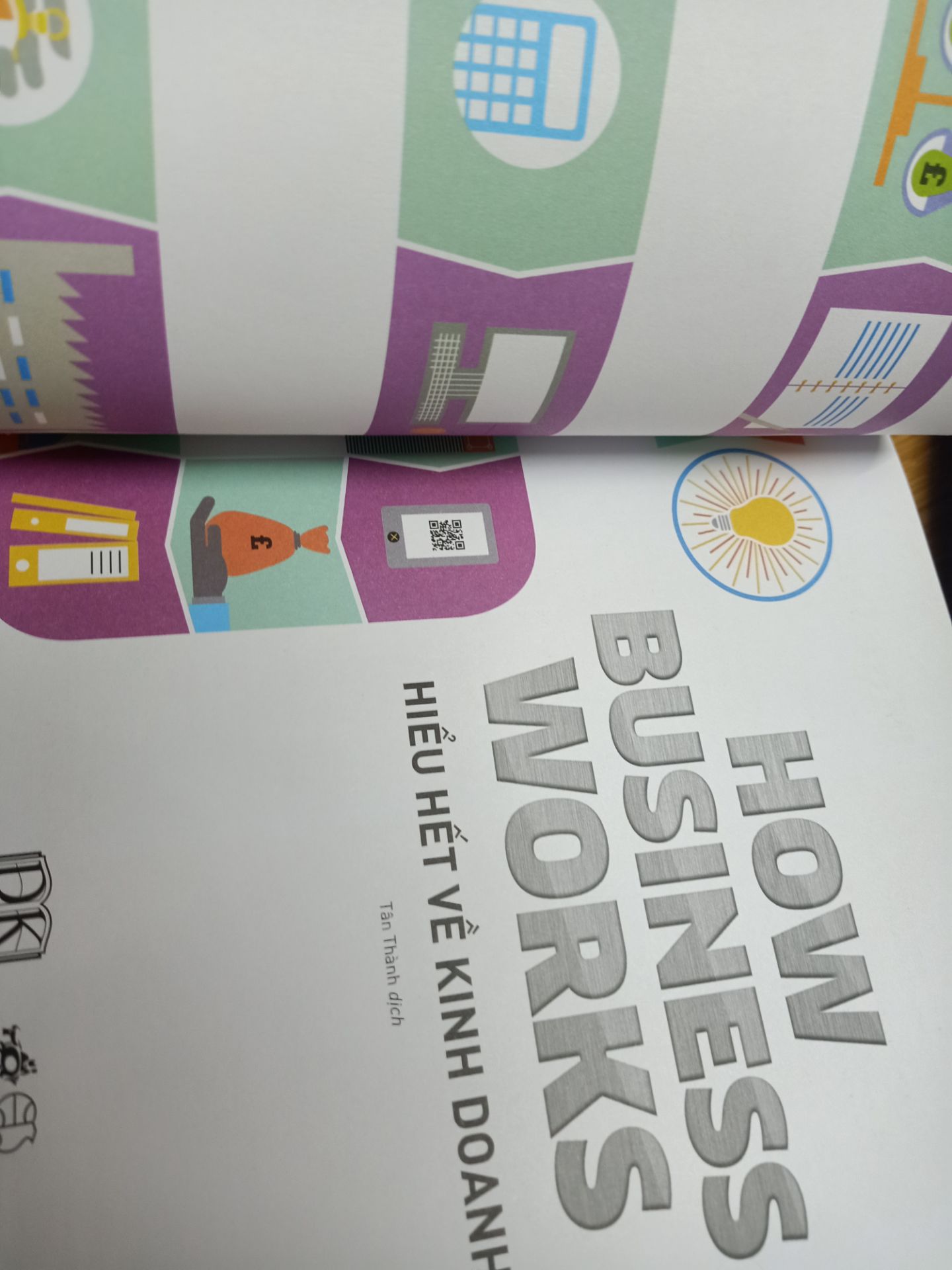 Có thể mình chọn sách hơi kĩ tính nhưng sách giao đến xước rất nhiều ở bìa trước, có vết còn bị sâu như bị dao rọc vào, nhưng tiền nào của nấy nên cũng chấp nhận được. Sách in ấn đẹp phẳng phiu, đóng gói cũng ok nên cho 4 sao