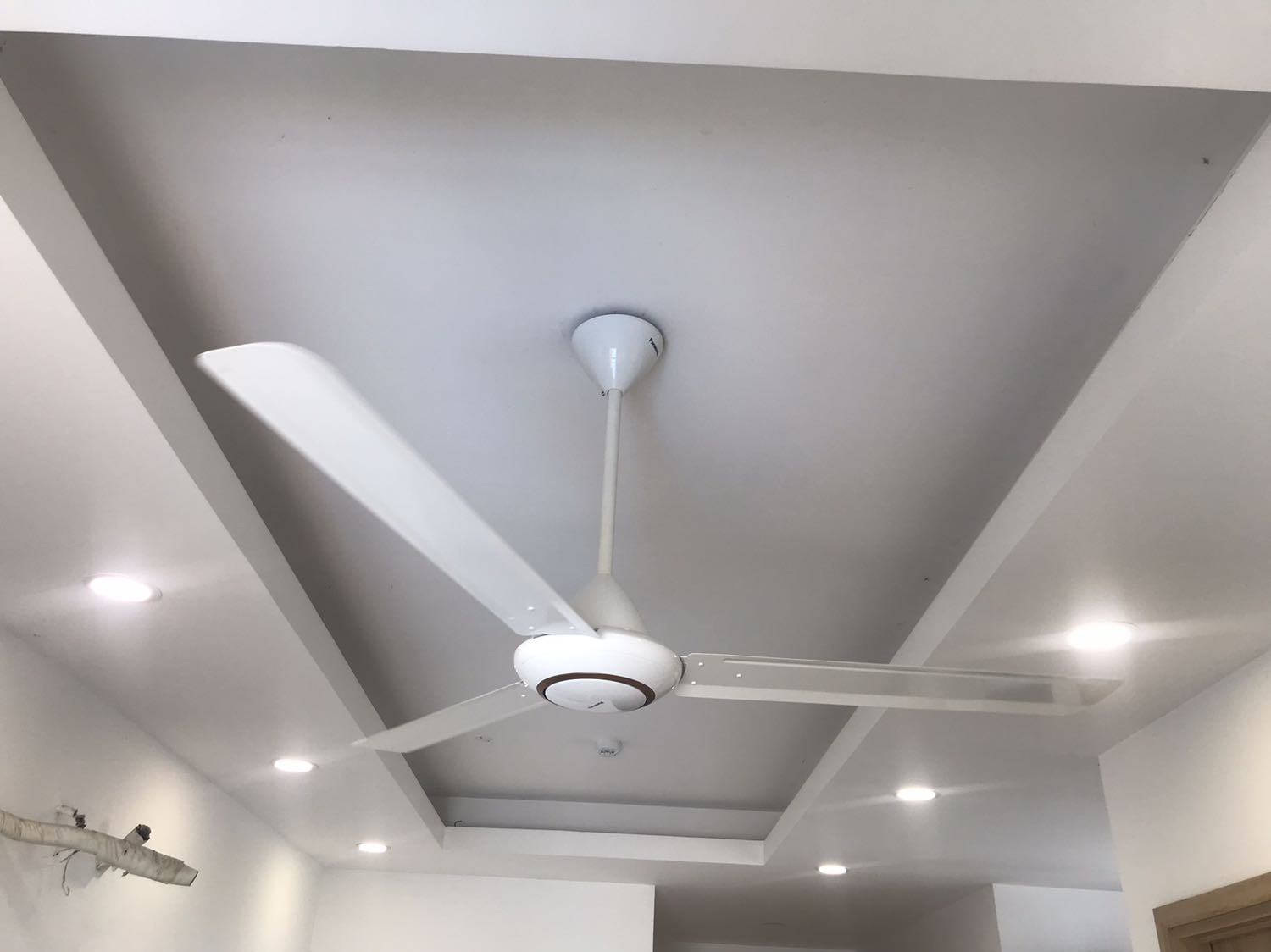 Thiết bị ổn áp, giao hàng nhanh, lắp đặt nhiệt tình, phù hợp với không gian nhỏ 20-25m2, thêm phụ phí 250k/ ti treo trần nếu nhà ai chưa có nên mua thêm trước để lắp đặt