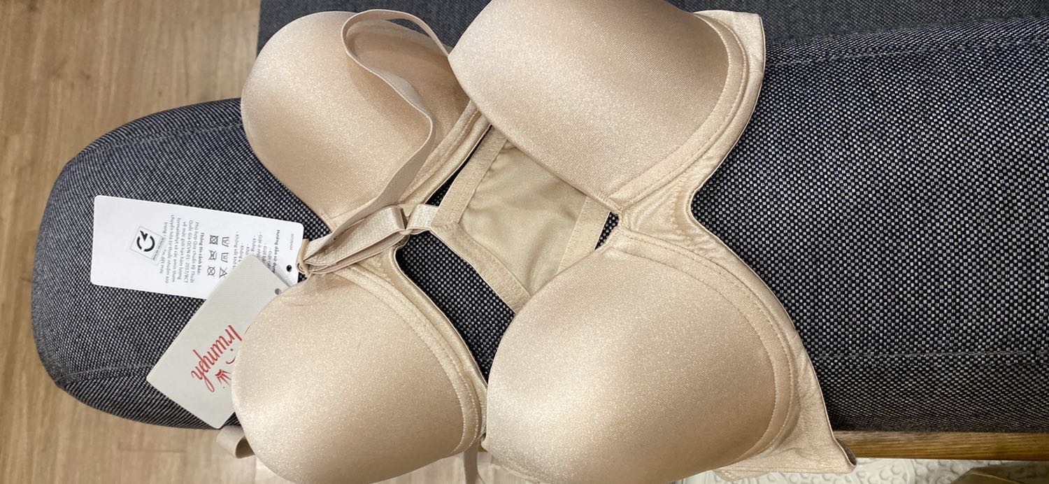 Tiki giao nhanh, đúng size nhưng túi đựng bẩn quá. Thực sự mua đồ nội y mà đựng cái túi lem nhem vậy ko muốn mặc. Tiki mất công đóng hộp cẩn thận thì nên thay cả túi đựng áo.