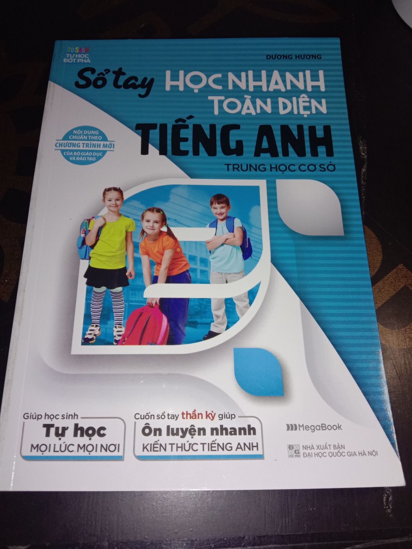 giao hàng nhanh, sách mua trên tiki sale rẻ sản phẩm cũng khá tốt thích hợp tổng hợp lại kiến thức bất ngờ nhất là lần giao này tiki đóng gói hàng vừa in quyển sách ko còn đóng gói cái hộp thì to quyển sách thì nhỏ xíu. Nói chung là hài lòng ?