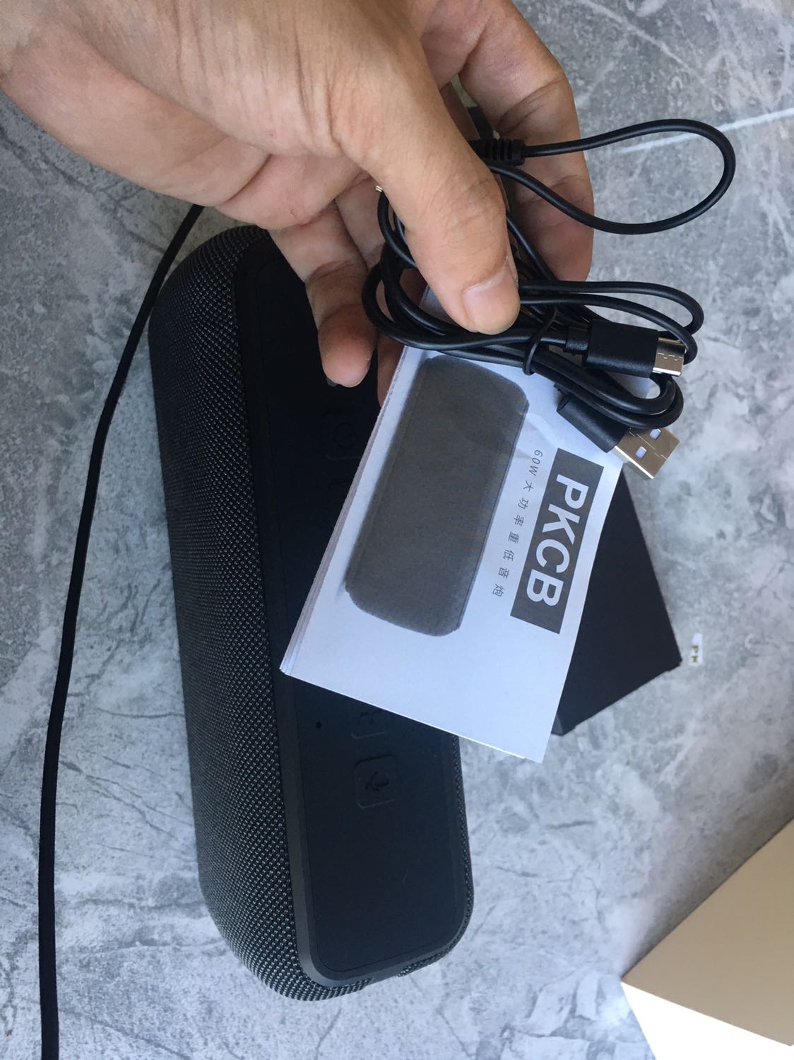 Shop ở TP.HCM mình đặt ở BRVT nên giao khá nhanh, chưa tới 24h đã nhận được hàng rồi. Đặt buổi trưa hôm qua thì sáng nay đã nhận được. Đóng gói cẩn thẩn, giao đúng màu. Hình thức loa bên ngoài khá ổn, vỏ làm bằng nhựa, các nút bấm, mặt trên và đế được làm bằng cao su. Lưới bọc loa không phải là kim loại như mình tưởng tưởng mà được bọc bằng vải lưới nhìn giống kim loại thôi. Lưới này cảm giác không được chắc chắn lắm, bọc bị lệch nhưng vẫn ổn. Bật loa nghe thử thì khá lớn, to rõ, bass đập khá phê. Nói chung trước mắt là ổn. Dùng lâu chưa biết thế nào!