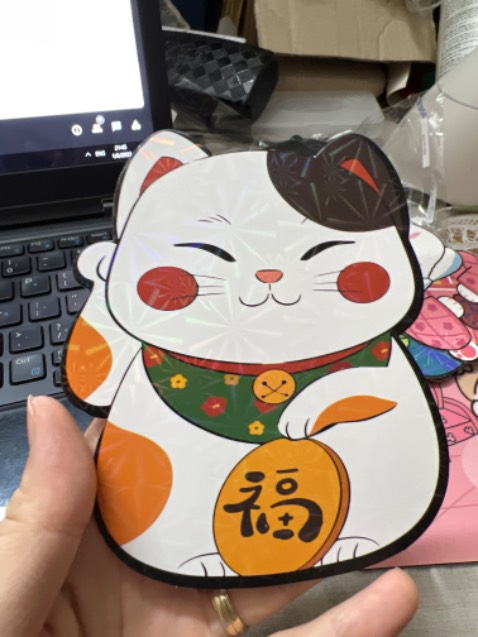 Điểm cộng:
- chất lượng in tốt, màu sắc và hình ảnh sắc nét
- chất liệu giấy dày
- nhiều mẫu đẹp
Điểm trừ:
- bao khá dẹp, miệng bao rất nhỏ, phải gấp tiền làm 3 mới nhét vô được nhưng vẫn rất khó khăn