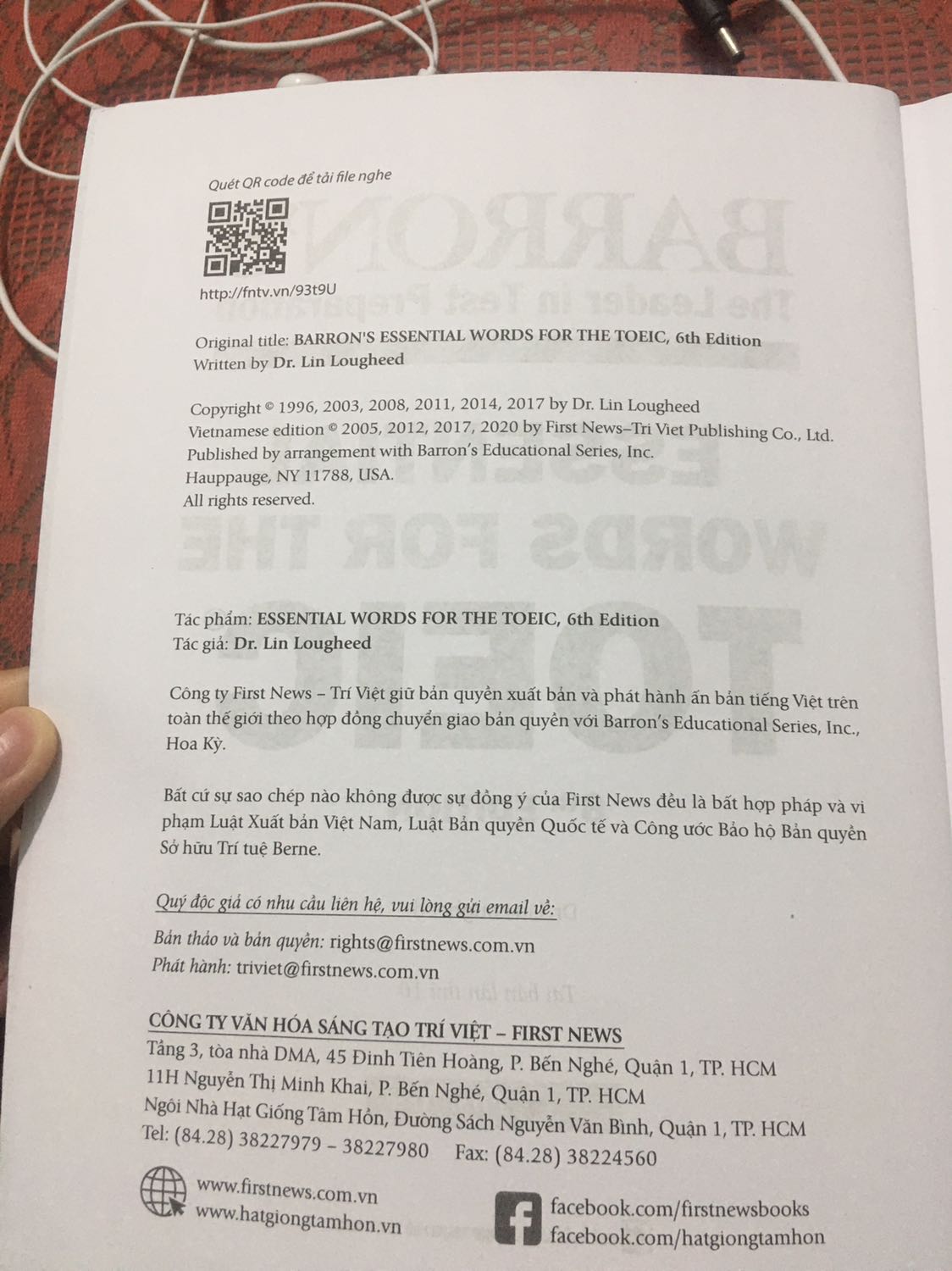 Mình đã học được 22/50 lesson của cuốn sách này và thật sự thích nội dung mà sách cung cấp. Mỗi lesson có 12 từ vựng cần gì nhớ, có giải thích từ và cách dùng từ trong ngữ cảnh, trong mỗi lesson có 23 câu bài tập tương ứng với 7part trong đề thi toeic nên có thể luyện tập các từ vựng đã học luôn. Sau khi học xong 5 lesson thì có thêm 1 bài word review làm bài tập nữa. Sách ko kèm đĩa nhưng có mã QR ở trang sách thứ 2 để tải file nghe nên cũng rất tiện lợi. Chất lượng giấy thì hơi mỏng nhưng dùng cũng ổn. Khi học mình có sử dụng thêm website 600tuvungtoeic.com để học cách phát âm từ vựng và học nghĩa tiếng việt nên mn cũng có thể tham khảo học cùng sách này nha.