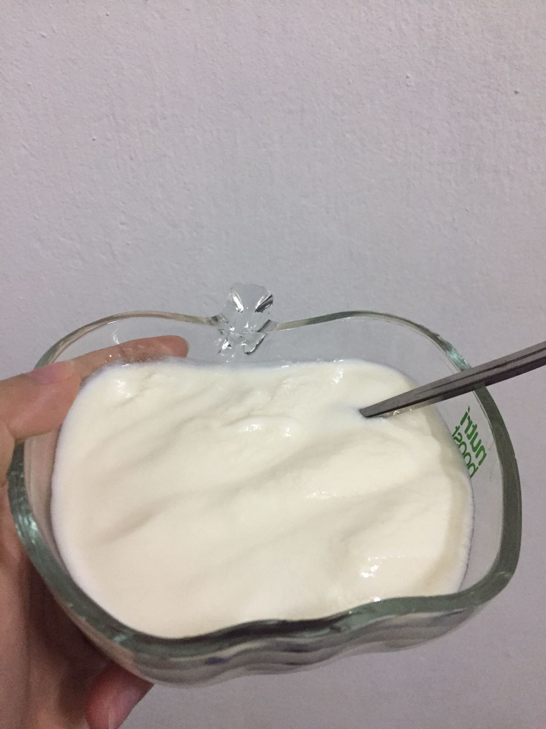 Bình này mình đựng sữa chua mình làm. Lúc mua về mùi thuốc tẩy hơi nhiều. Mình đã ngâm rửa 3-4 lần mới hết mùi. Nhưng bình dùng tốt! Giao hàng đóng gói cẩn thận