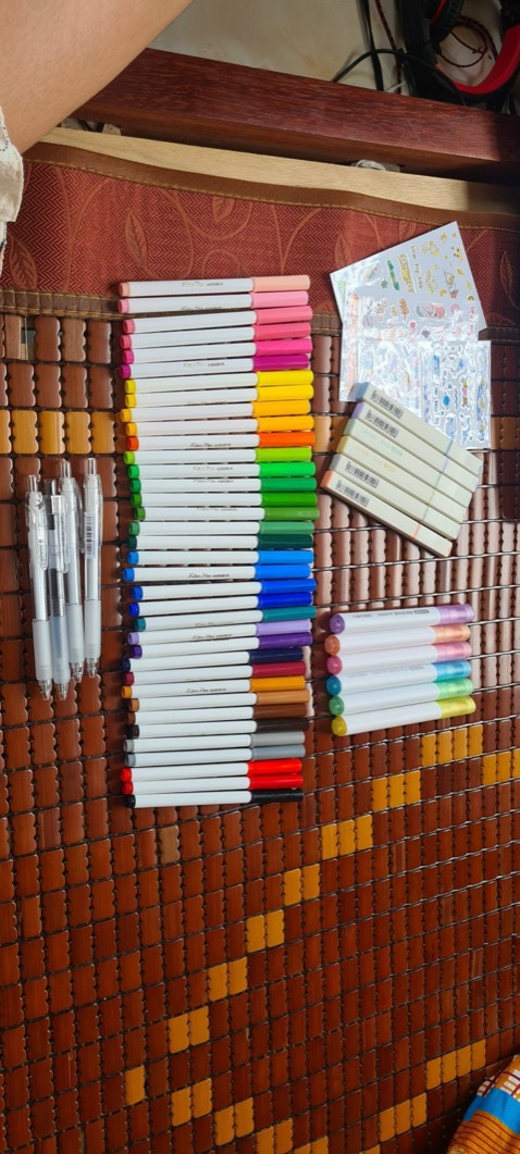 bút ra đều màu , k bị lem , nhanh khô nhưng mà riêng màu xanh nước biển thì nắp 1 màu , mà màu bên trong lại là 1 khác nhưng mà vẫn đẹp nhe