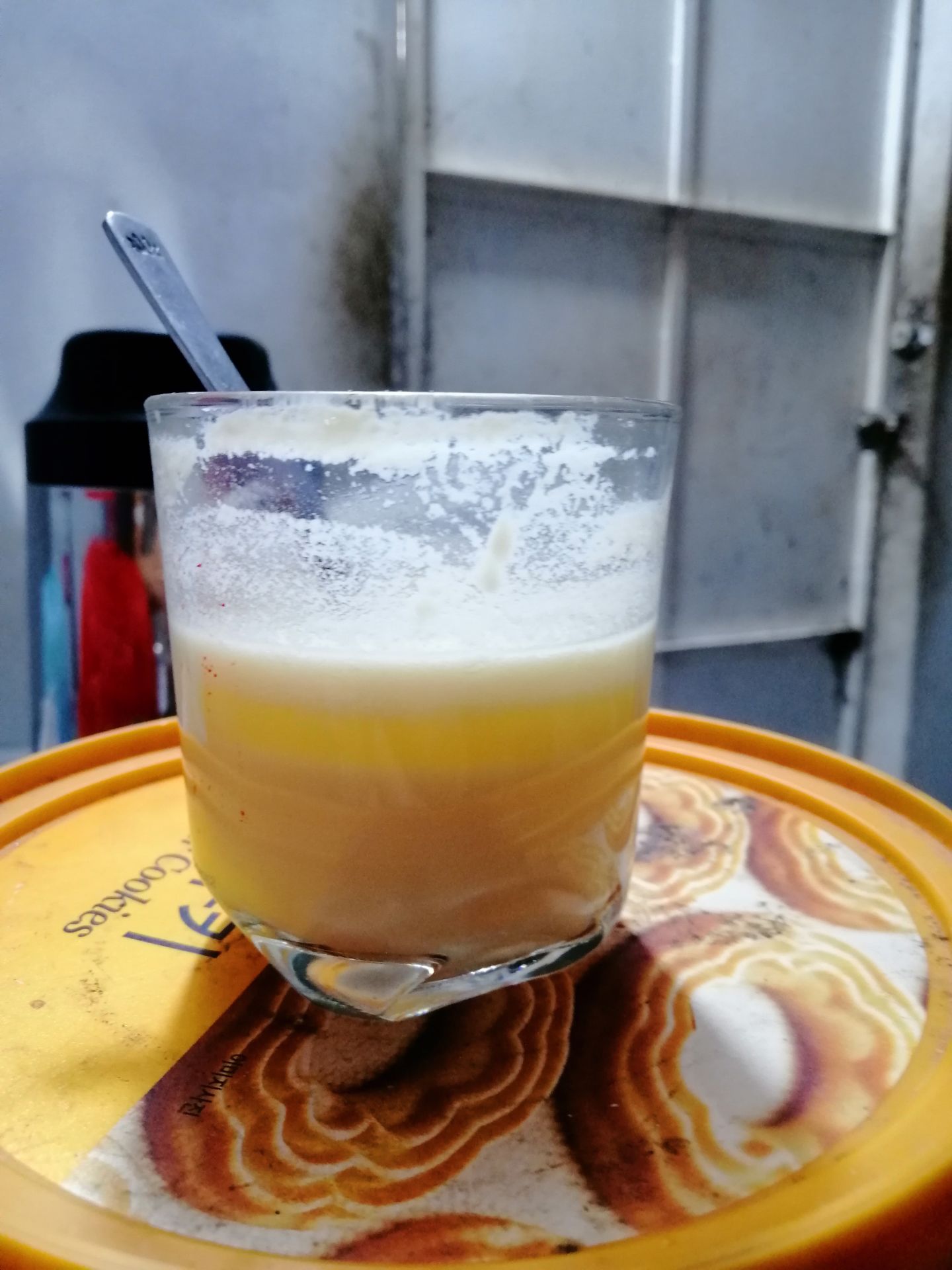 Mình mua 5 bịch sữa ngày 15/07/2019 (tiki tách làm 2 bill do hàng ở 2 nơi khác nhau: 1 bill 3 túi, 1 bill 2 túi), lúc nhận hàng mình không kiểm tra HSD (do trước giờ mình hay mua sữa của Tiki nên tin tưởng). Cách đây vài ngày dì mình mở 1 túi thì phát hiện sữa bị vàng đậm, không tan. Hôm nay,  14/08/219, mẹ mình mở thêm 1 túi thì cũng thấy sữa vàng đậm, không tan. Lúc này mình mới kiểm tra thì thấy HSD túi vừ mở là 24/05/2019. Như vậy trong 5 túi tiki giao có 2 túi bị QUÁ HẠN SỬ DỤNG. 3 túi còn lại hsd đến 5/2020. Đề nghị tiki giải quyết cho mình vấn đề này.