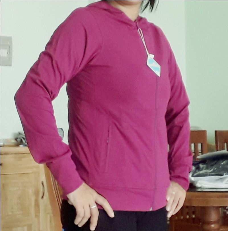 Hàng giao sớm hơn dự kiến 3 ngày. vải cực kỳ mịn và mát, nhẹ,  túi trong ngoài đều có dây kéo. số đo shop đưa chính xác nên chọn vừa ý luôn. shop cho thêm catalogue nên sẽ mua thêm có giảm 10%. rất ủng hộ tiki và shop với những hàng chuẩn như thế này.