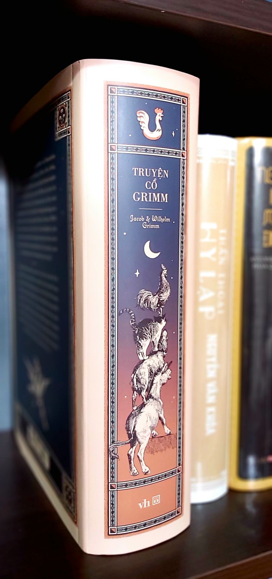 Sách đẹp nên mua về sưu tầm. Chỉ nhìn thôi đã thích rồi. Sờ mát tay luôn 😆😋. 
Sách dày nên được đóng gói cẩn thận. Dịch vụ Tiki rất chuyên nghiệp, từ khâu đặt hàng cho KH nhiều lựa chọn, giao hàng đúng hẹn và nhân viên giao hàng nghiêm túc cũng rất thân thiện. Ủng hộ lâu dài. Like &Thanks!