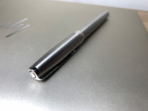 Đây là lần đầu tiên mình được trải nghiệm cây bút parker Sonnet X-ST Steel CT. Đầu tiên là về vẻ bề ngoài mình rất thích những cây bút có thiết kế đơn giản ít hoạ tiết nhưng được chạm khắc và lắp rất tinh xảo và tỉ mỉ, các chi tiết đánh bóng sáng rất đều và đẹp. Thứ hai là cảm giác cầm bút rất đầm, chắc chắn, viết rất êm và phê. Ngoài ra thì khi nhận hàng mình thấy sản phẩm được gửi kèm hộp và túi rất đầy đủ. Nói chung là cây bút này quá tuyệt vời để nâng cao trải nghiệm viết của các bạn.