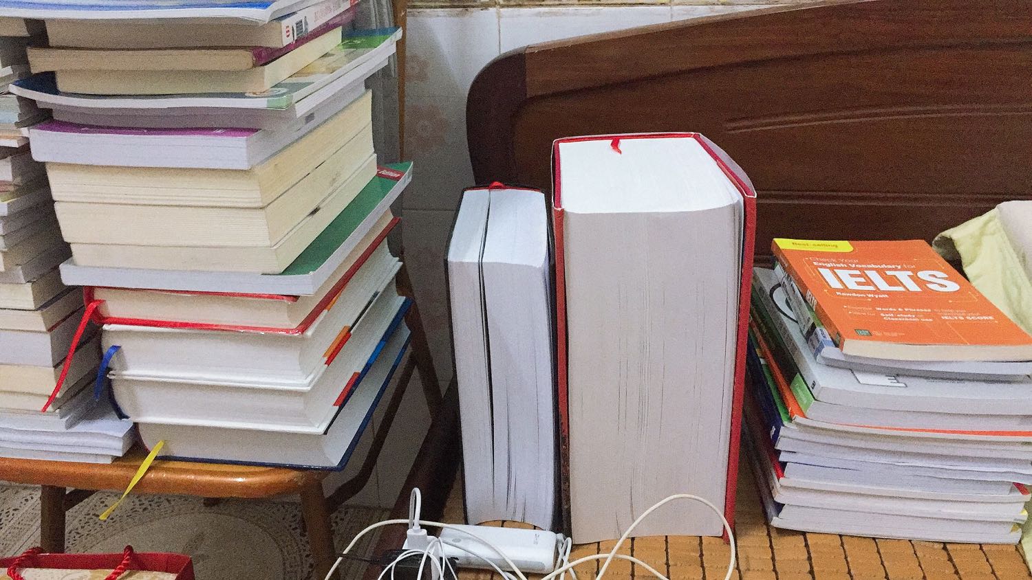 Almanach đã nổi tiếng từ lâu, xuất bản lần đầu năm 1996. 
Năm 2006 khi tái bản sửa chữa bổ sung lần thứ nhất cho bản 1996 mình đã dành tiền tiêu gần một tháng của một sinh viên để mua với giá 500k. Hồi đó 500k là rất có giá trị.
Bây giờ thấy ấn bản 2018 sửa chữa bổ sung thế là mua luôn về để so sánh với bản 2006 tác giả đã bổ sung những gì.
Nhưng canh cho tới mức giảm giá còn 1tr272 (giảm 15% ) mình mới mua. Lần này đợi Tiki đến mòn con ngươi luôn. 
Nhưng tựu chung lại thì vẫn là 5 stars.